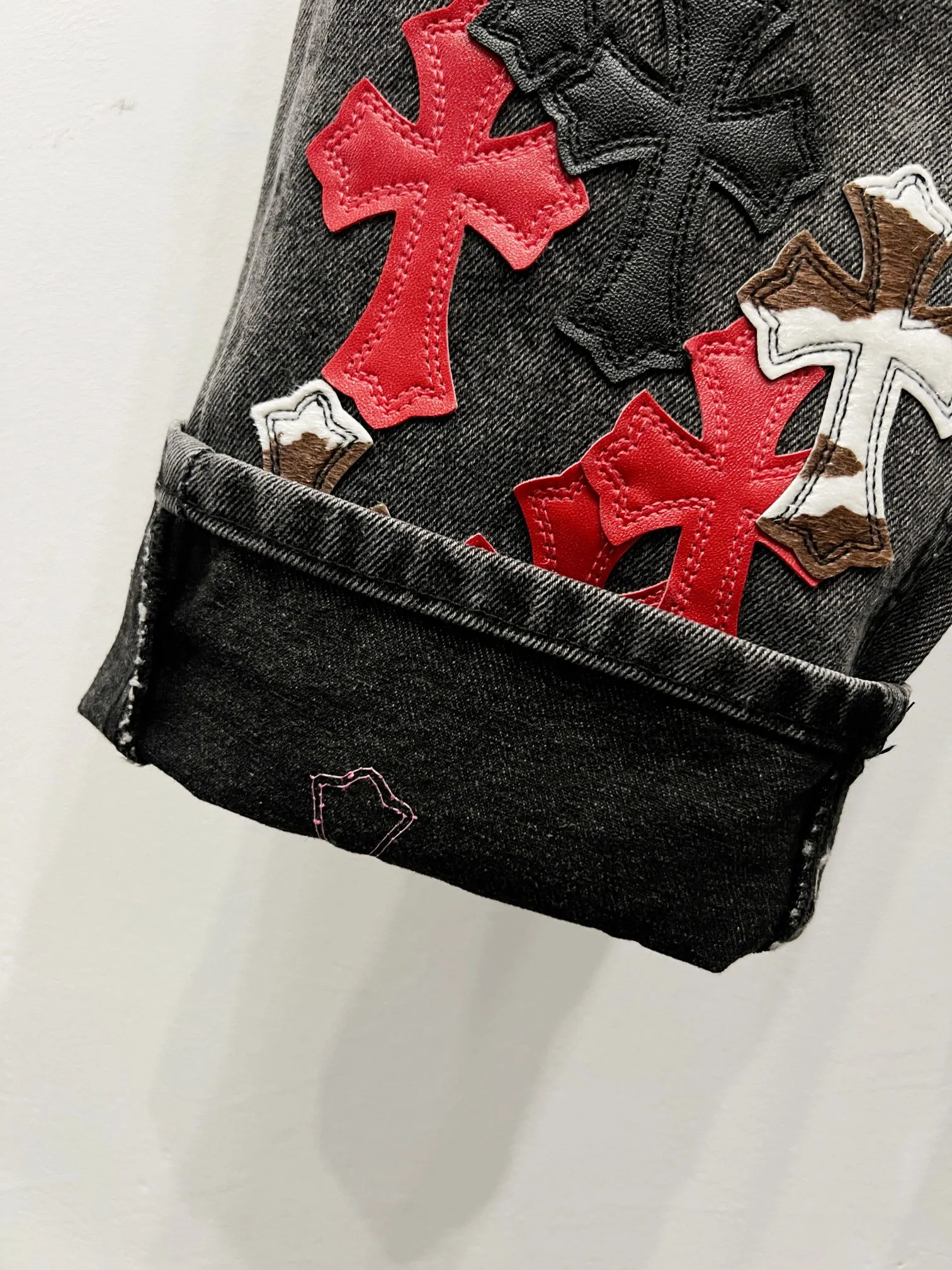 P290 Style No.: (C005) Chrome Hearts & CH Chrome Hearts three-color leather grimace element rapper Nomi's same cross jeans. Really restores the ultimate vintage texture. Special Italian cowhide print and then cut. Customized sheepskin three-layer thick line leather. The whole body is spliced in heavy water washing process. Craftsmen hand-splash ink. You can see the details. Three-dimensional cutting version. Loose and comfortable, not picky on the figure. Look taller and slimmer. Factory precision work. Original factory quality control. Same style for men and women. Can be matched with couples. Versatile recommendation. Must-have jeans for all seasons. Color: black Size: 28-30-32-34-36